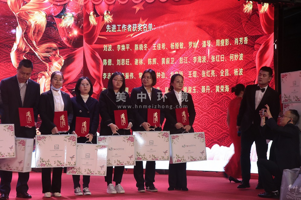 王佳希、楊亞敏、羅燦、潘琴先進(jìn)工作者.JPG